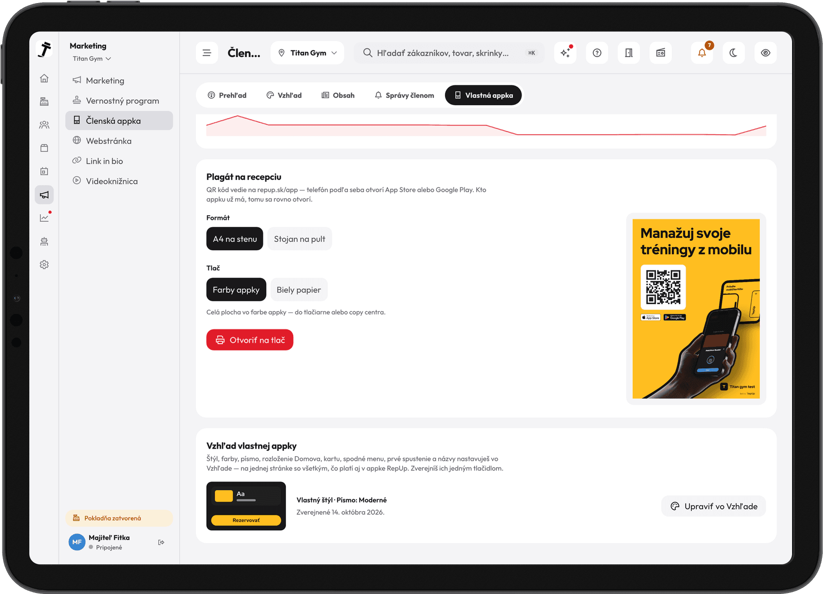 Plakát na recepci v panelu RepUp — QR kód do App Store a Google Play v barvách aplikace fitka